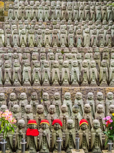 Ejército de estatuas monje en oración en el templo de Hase Dera en Kamakura — Foto de Stock