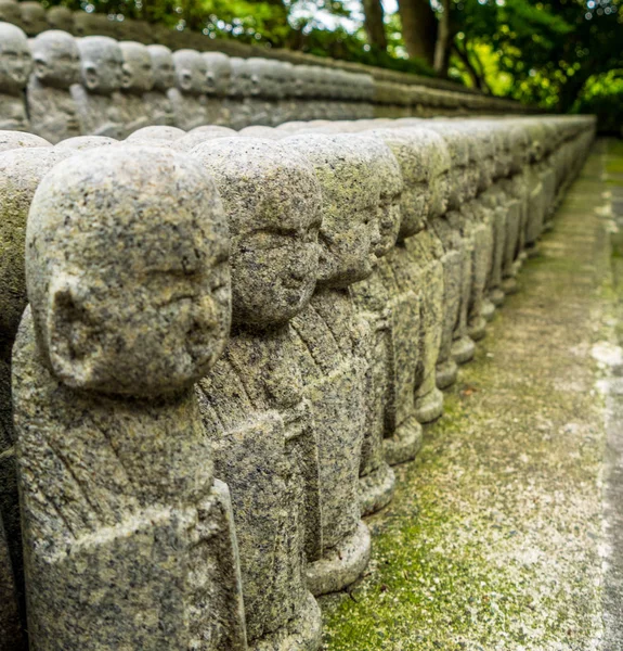 Ejército de estatuas monje en oración en el templo de Hase Dera en Kamakura — Foto de Stock