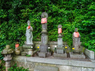 Ofuna Japon bahçesinde küçük heykel