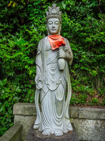 Pequeña estatua en un jardín japonés en Ofuna — Foto de Stock