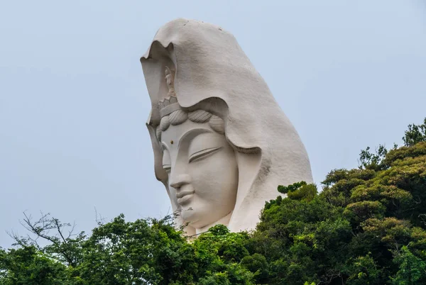 Büyük Ofuna Kannon heykel tepe üzerinde