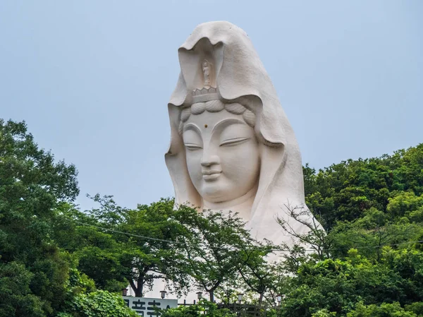 La enorme escultura de Ofuna Kannon en la colina — Foto de Stock