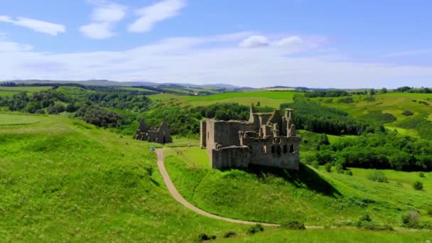 Les ruines du château de Crichton près d'Édimbourg - vue aérienne — Video