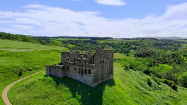 Vlucht over de ruïnes Crichton Castle in de buurt van Edinburgh — Stockvideo