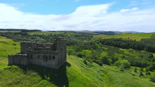Полет над руинами замка Крайтон близ Эдинбурга — стоковое видео
