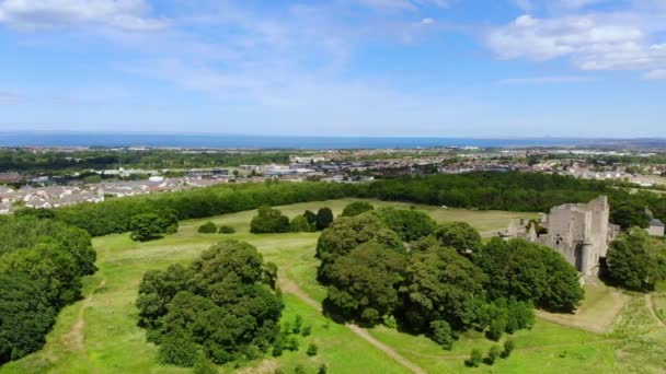 Πτήση πάνω από τον σύλλογο Craigmillar κάστρο και την πόλη του Εδιμβούργου — Αρχείο Βίντεο