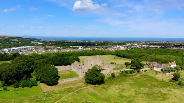 Vlucht over Craigmillar Kasteel en de stad Edinburgh — Stockvideo