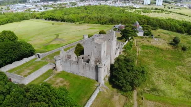 Αεροφωτογραφία πάνω από τον σύλλογο Craigmillar κάστρο και την πόλη του Εδιμβούργου — Αρχείο Βίντεο