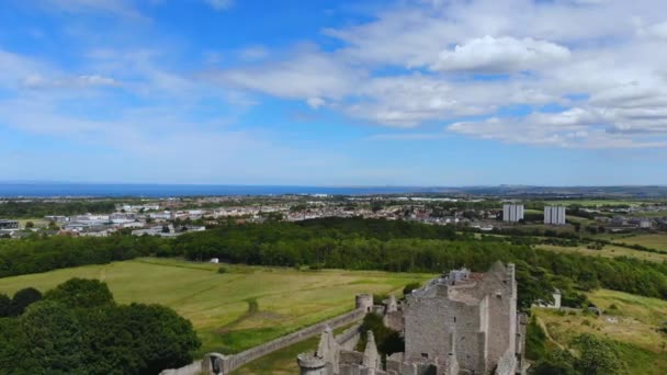 Widok z lotu ptaka nad oraz city of Edinburgh Craigmillar Castle — Wideo stockowe