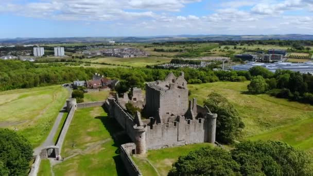 Flight over Craigmillar Castle and the city of Edinburgh — Stock Video