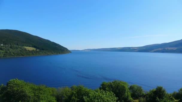 A água azul de Loch Ness - o lago mais famoso da Escócia - voo aéreo de drones — Vídeo de Stock