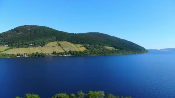 Skvělý letecký pohled nad jezerem Loch Ness ve Skotské vysočině — Stock video