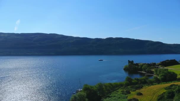 Voo sobre Loch Ness - o lago mais famoso da Escócia — Vídeo de Stock
