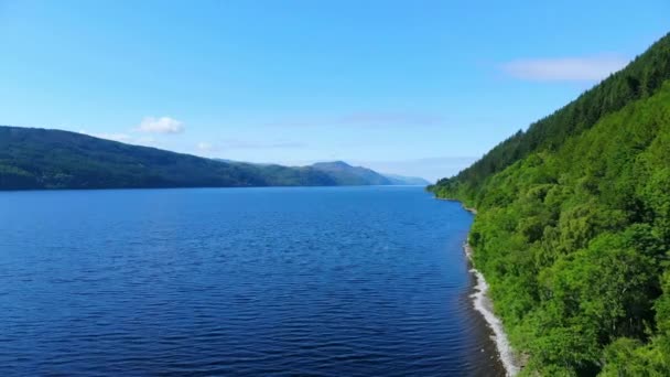 Πτήση πάνω από το Λοχ Νες - η πιο διάσημη λίμνη στην Σκωτία — Αρχείο Βίντεο
