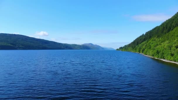 Flyg över Loch Ness - den mest berömda sjön i Skottland — Stockvideo