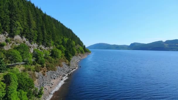 Vuelo sobre el Lago Ness, el lago más famoso de Escocia — Vídeos de Stock