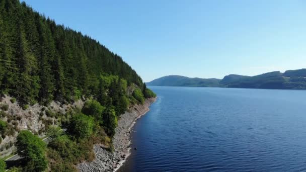 Vuelo sobre el Lago Ness, el lago más famoso de Escocia — Vídeo de stock