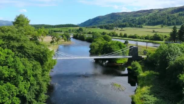 Paysage incroyable avec des ruisseaux et des lacs dans les Highlands écossais - vue aérienne romantique — Video