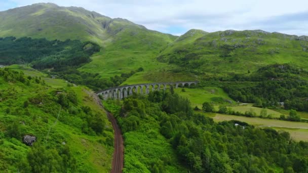 Loch Shiel İskoçya'da, ünlü Glenfinnan Viyadüğü — Stok video