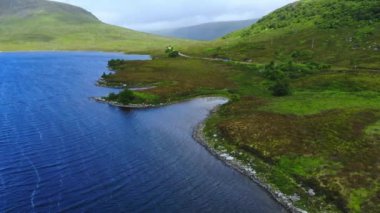 İskoçya Highlands - hava drone uçuş güzel mavi göller