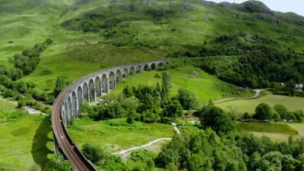 Híres Glenfinnan viadukt a Loch Shiel Skóciában — Stock videók