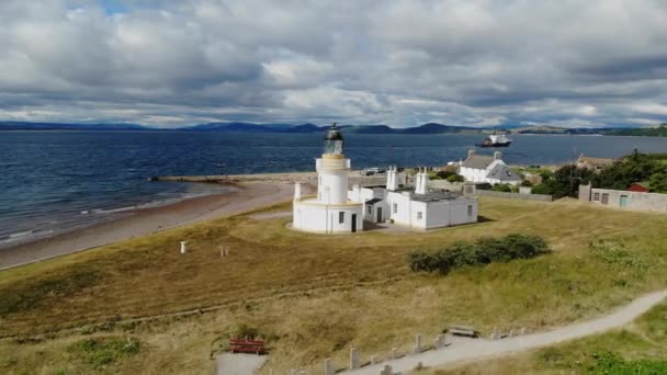 Cromarty vuurtoren op Cromarty Firth in Schotland - luchtfoto — Stockvideo