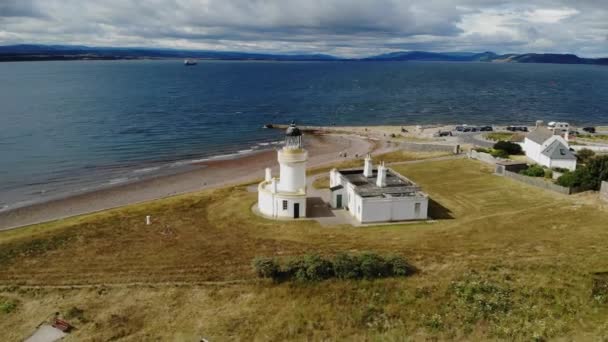 Cromarty Lighthouse at Cromarty Firth in the Scotland - vista aérea — Vídeo de Stock