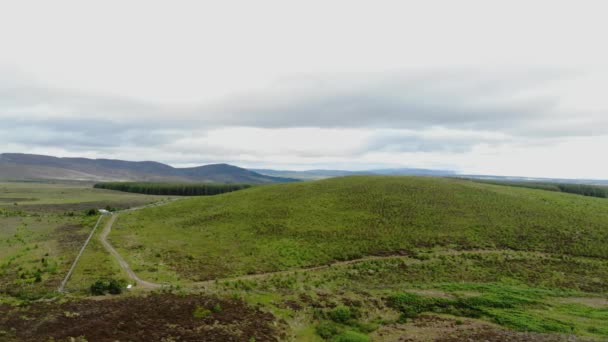 Vuelo sobre campos en las Highlands escocesas — Vídeos de Stock