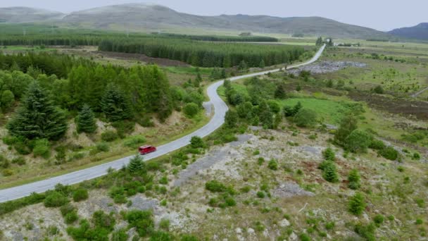 Samotny street przez szkockiego regionu Highlands - widok z lotu ptaka — Wideo stockowe