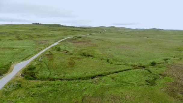 Бесконечные зеленые поля в Шотландском нагорье - полет беспилотника — стоковое видео