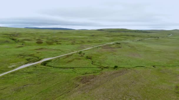 Los campos verdes infinitos en las Tierras Altas escocesas vuelo aéreo con drones — Vídeo de stock