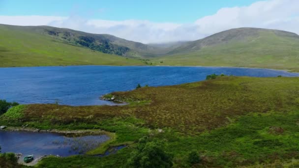 Bellissimi laghi blu nelle Highlands della Scozia - volo aereo drone — Video Stock