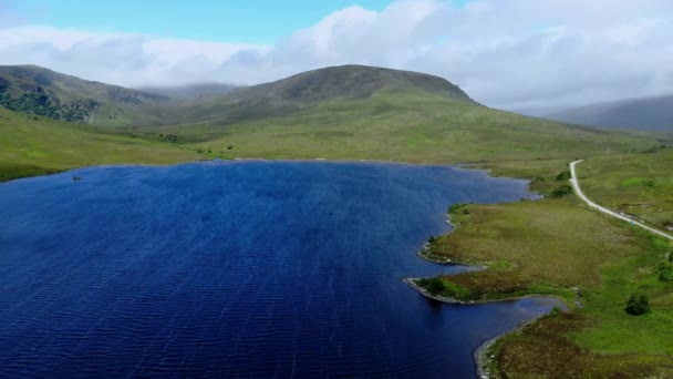 İskoçya Highlands - hava drone uçuş güzel mavi göller — Stok video