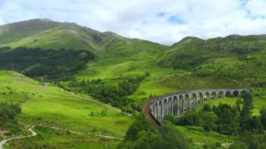 İskoç dağlık - popüler bir dönüm noktası ünlü Glenfinnan Viyadüğü