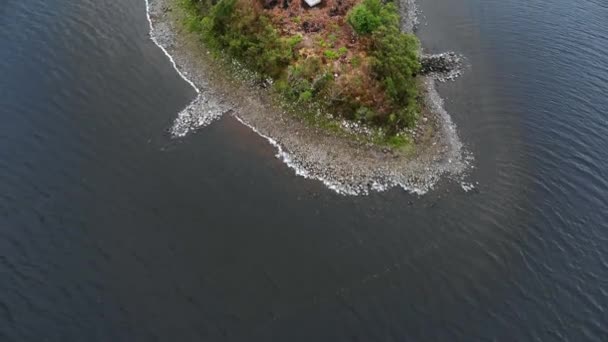 Pequeña isla en medio de un lago en las tierras altas escocesas vuelo aéreo con drones — Vídeo de stock