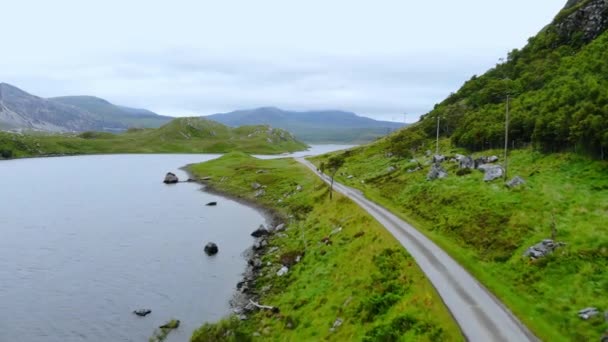Vuelo sobre pequeños lagos y arroyos en las tierras altas de Escocia — Vídeos de Stock