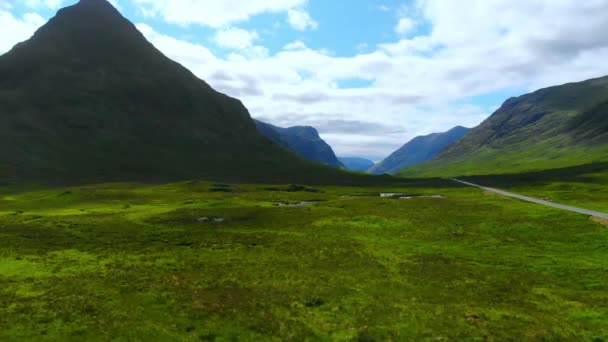 Voo sobre a incrível paisagem de Glencoe nas Terras Altas da Escócia — Vídeo de Stock