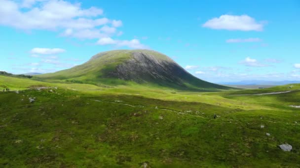 Voo sobre a incrível paisagem de Glencoe nas Terras Altas da Escócia — Vídeo de Stock