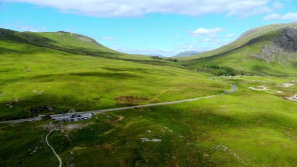 Vuelo sobre el impresionante paisaje de Glencoe en las Highlands de Escocia — Vídeo de stock