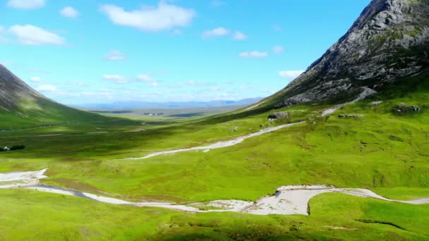 Voo sobre a incrível paisagem de Glencoe nas Terras Altas da Escócia — Vídeo de Stock