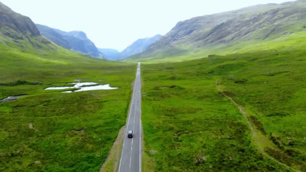 Vuelo sobre el impresionante paisaje de Glencoe en las Highlands de Escocia — Vídeos de Stock