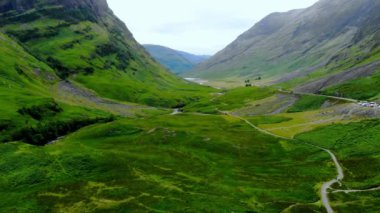Glencoe İskoçya Highlands harika manzara üzerinde uçuş