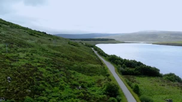 İskoçya Highlands aracılığıyla bir cadde üzerinde havadan görünümü — Stok video