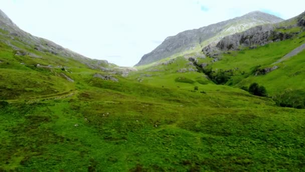 Vlucht over de ontzagwekkende landschap van Glencoe in de Schotse Hooglanden — Stockvideo