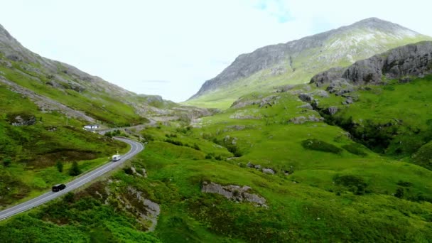 Vlucht over de ontzagwekkende landschap van Glencoe in de Schotse Hooglanden — Stockvideo