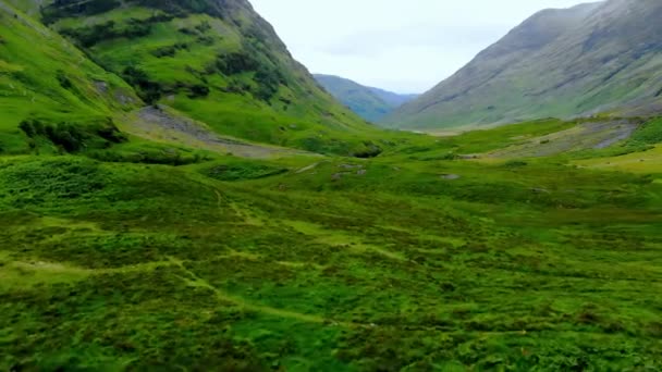 Glencoe İskoçya Highlands harika manzara üzerinde uçuş — Stok video