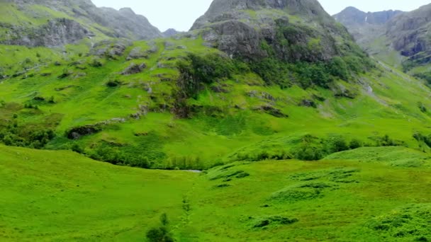 İskoçya - hava dron görüntüleri dağlık Glencoe Vadisi — Stok video