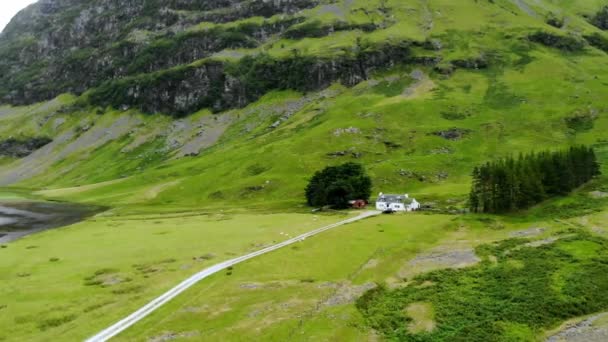 Vuelo sobre el impresionante paisaje de Glencoe en las Highlands de Escocia — Vídeo de stock