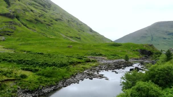 Πτήση πάνω από το τρομερό τοπίο του Glencoe στα υψίπεδα της Σκωτίας — Αρχείο Βίντεο