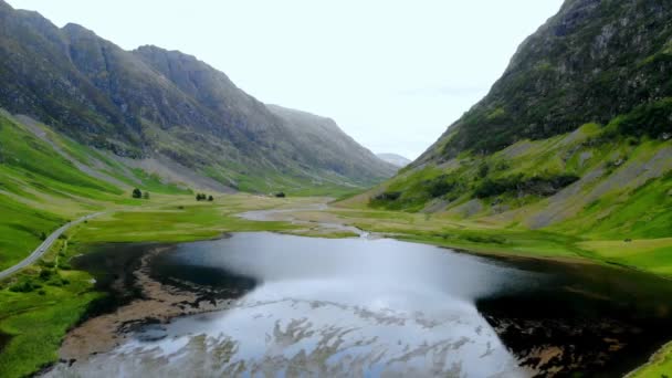 Полет над ужасным ландшафтом Гленкоу в Шотландии — стоковое видео
